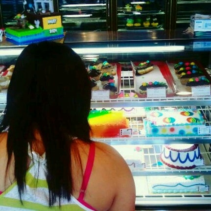 Foto scattata a ABC Cake Shop &amp; Bakery da Char Miller P. il 7/19/2012