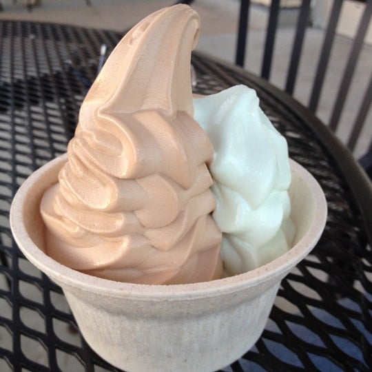 6/21/2012 tarihinde Alice S.ziyaretçi tarafından Golden Spoon Frozen Yogurt'de çekilen fotoğraf