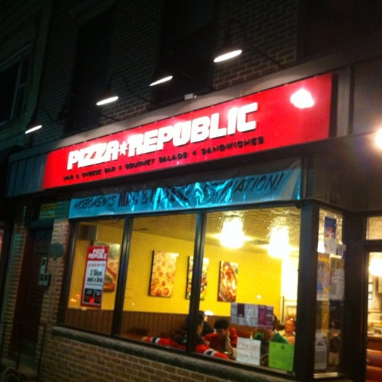 Foto tirada no(a) Pizza Republic por Jenna K. em 4/20/2012