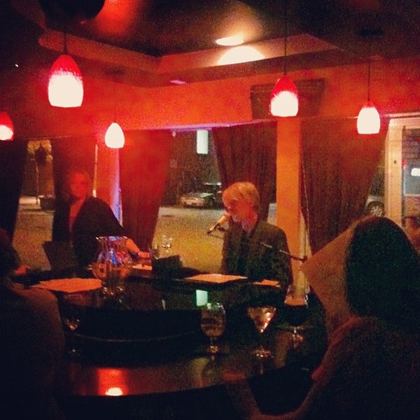 4/21/2012에 DK G.님이 Ivory Room Piano Bar에서 찍은 사진