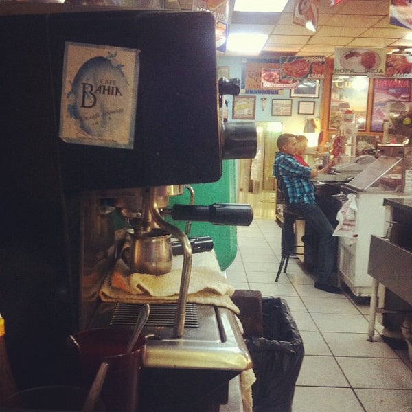 Foto tirada no(a) Denny&#39;s Latin Cafe por Mike M. em 4/15/2012