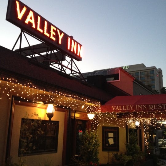 Das Foto wurde bei Valley Inn Restaurant &amp; Bar von Timothy H. am 5/20/2012 aufgenommen