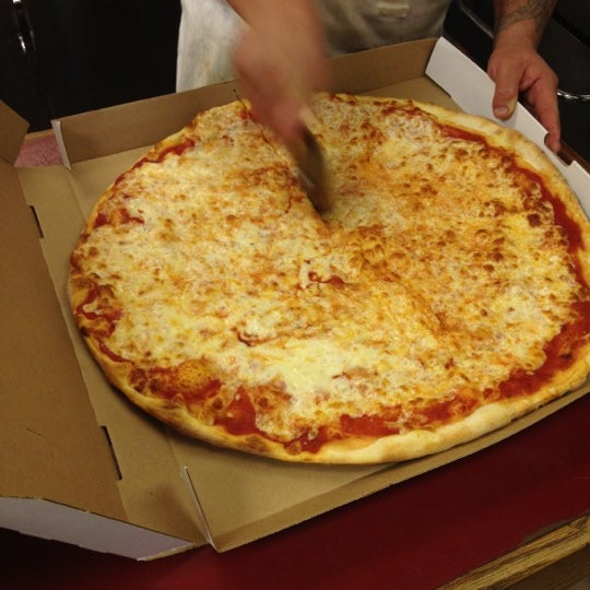 3/10/2012 tarihinde Matt C.ziyaretçi tarafından Polito&#39;s Pizza'de çekilen fotoğraf