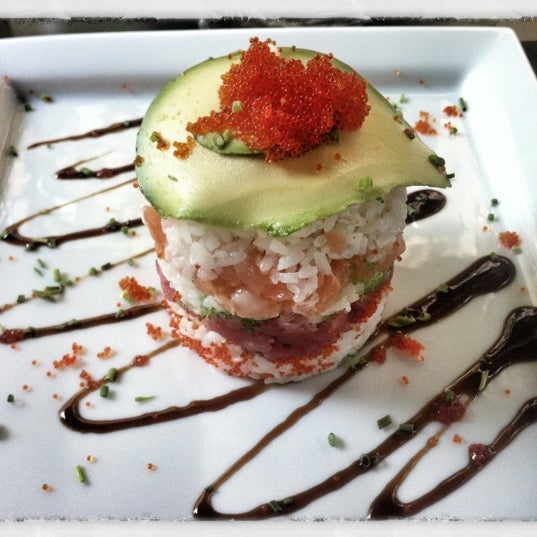 รูปภาพถ่ายที่ Bento Sushi Restaurant โดย Alex F. เมื่อ 5/10/2012