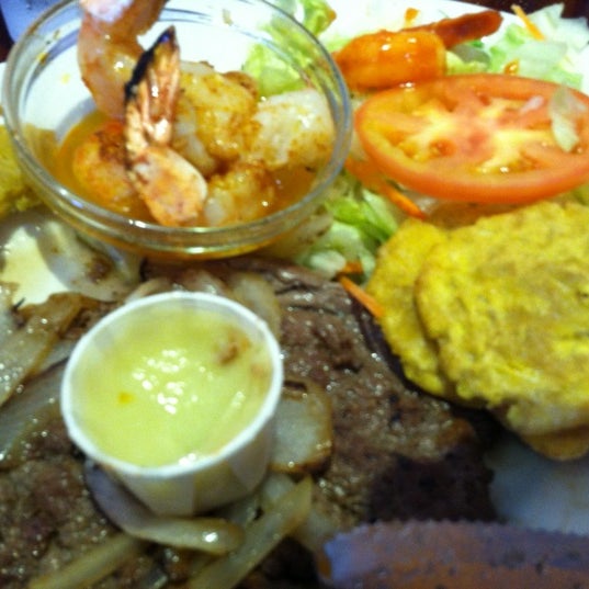 9/8/2012 tarihinde Al R.ziyaretçi tarafından Sabrosura Restaurant'de çekilen fotoğraf