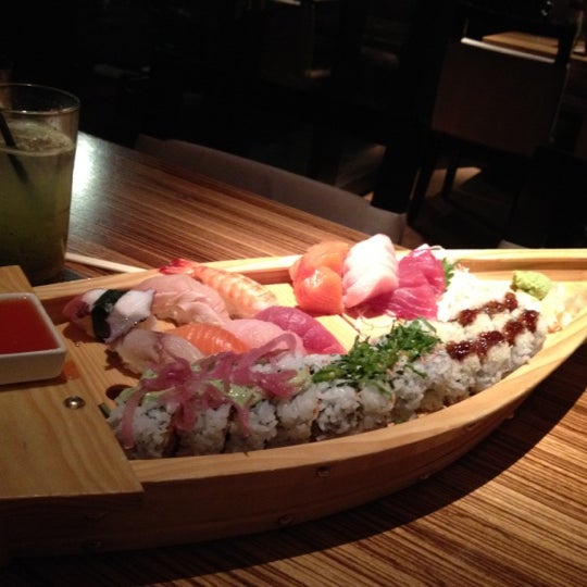 Снимок сделан в Stingray Sushi пользователем T 6/25/2012