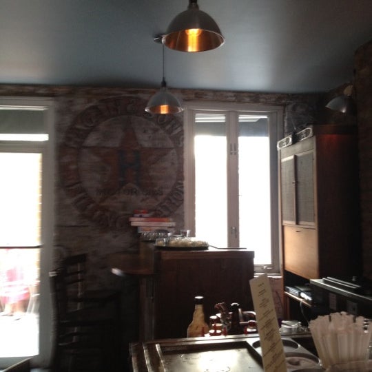 7/14/2012 tarihinde Aimee A.ziyaretçi tarafından Double Wide Bar &amp; Southern Kitchen'de çekilen fotoğraf