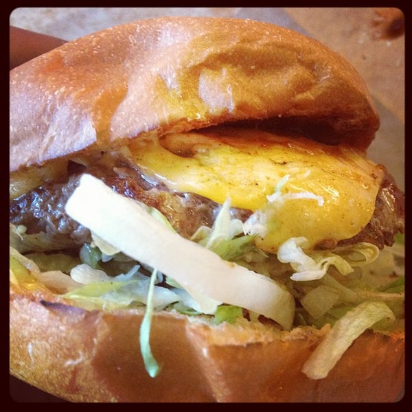 รูปภาพถ่ายที่ Blue Moon Burgers Capitol Hill โดย Dave R. เมื่อ 7/10/2012