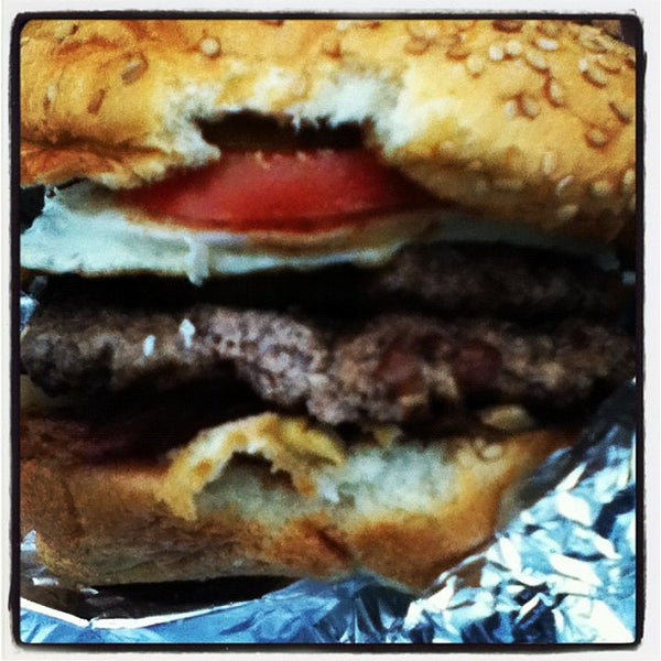 Foto scattata a Z-Burger da Robert B. il 5/4/2012