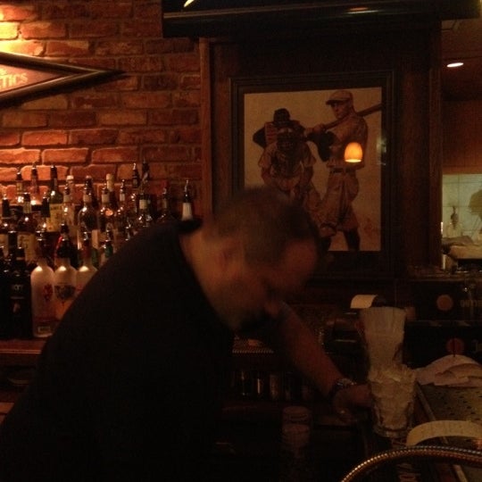 รูปภาพถ่ายที่ Coach&#39;s Bar &amp; Grill โดย Johnny B. เมื่อ 4/6/2012
