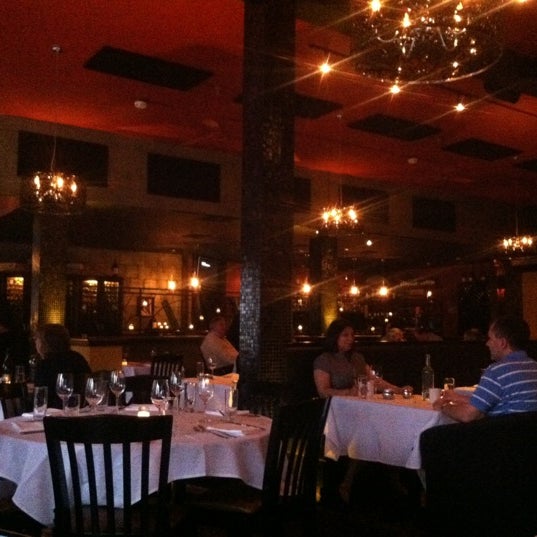Foto tomada en Bacchus Wine Bar &amp; Restaurant  por Lindsay el 7/21/2012