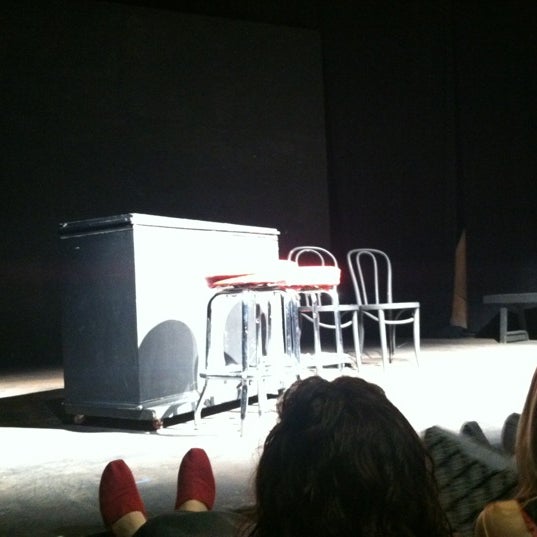 Photo prise au The New Theater at 45th Street par Kelsey S. le5/19/2012