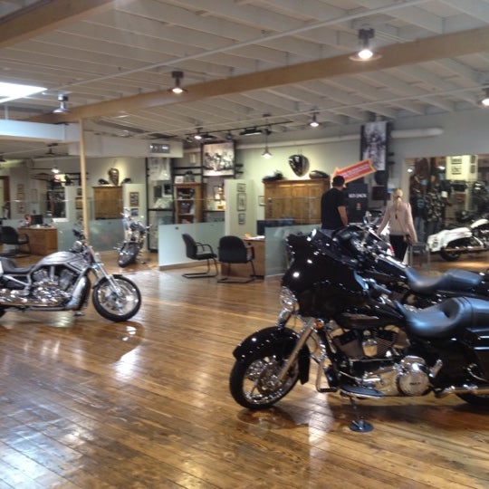 6/17/2012 tarihinde Ulyana Z.ziyaretçi tarafından Dudley Perkins Co. Harley-Davidson'de çekilen fotoğraf
