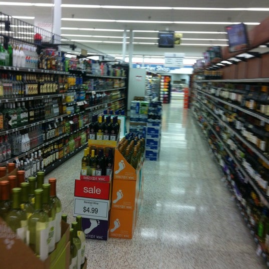 Photo taken at Hy-Vee by Trevor drizzy on 7/3/2012
