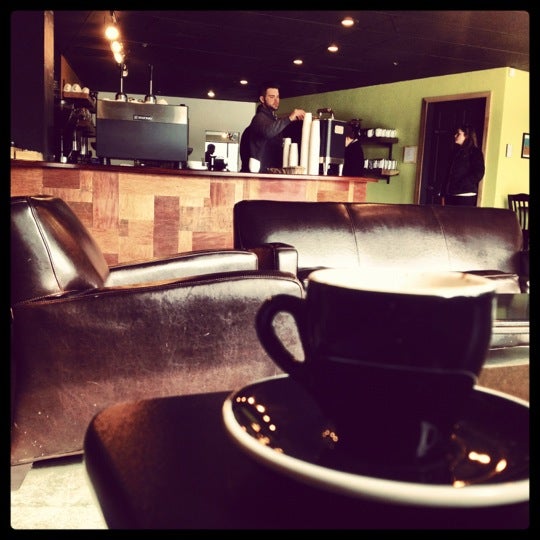 รูปภาพถ่ายที่ Two Rivers Craft Coffee Company โดย Jeff H. เมื่อ 2/11/2012