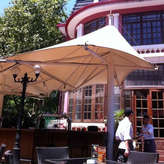 Foto diambil di Sasha&#39;s Restaurant and Bar oleh Quentin M. pada 7/29/2012
