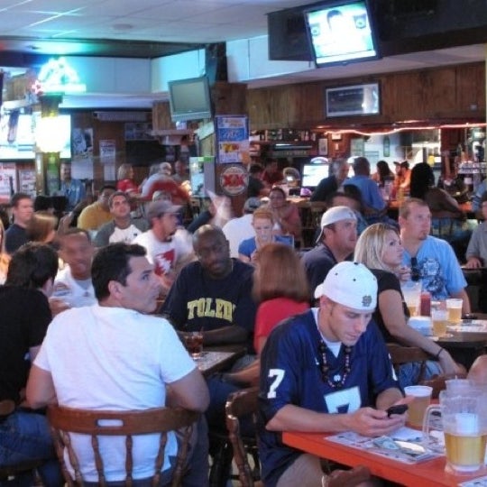 Photo taken at Press Box Sports Emporium &amp; Eatery by Walter B H. on 8/2/2012