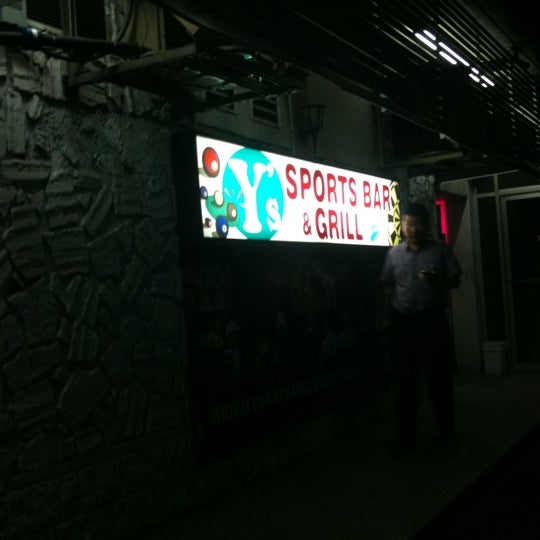 Y's Sports Bar & Grill Honolulu'da Bar