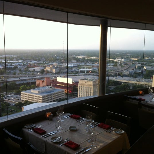 7/5/2012 tarihinde Craig M.ziyaretçi tarafından Spindletop Restaurant at Hyatt Regency Houston'de çekilen fotoğraf