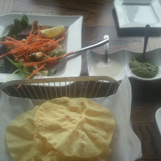 Foto tomada en Mantra Indian Cuisine &amp; Bar  por James D. el 5/17/2012