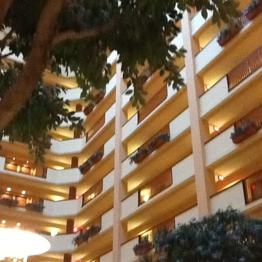 Foto diambil di Embassy Suites by Hilton oleh Jerry F. pada 8/21/2012