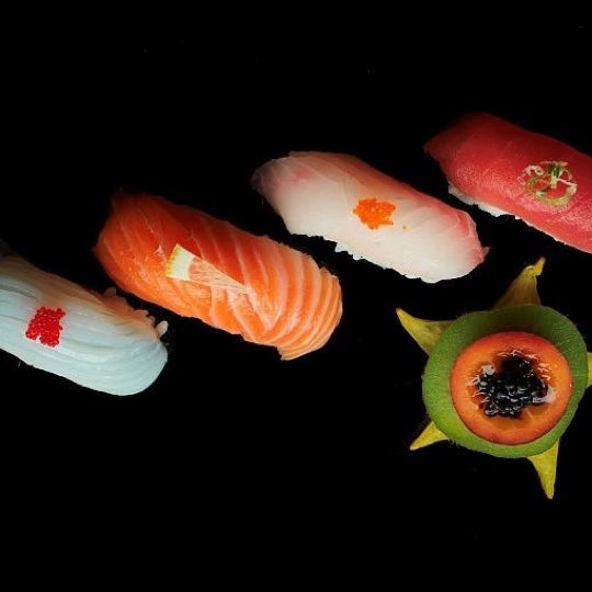 รูปภาพถ่ายที่ Blu Sushi โดย Calvin W. เมื่อ 4/1/2012