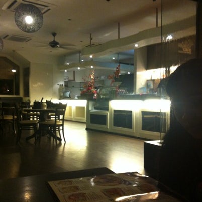 Das Foto wurde bei De Asian Cafe von Redza B. am 7/23/2012 aufgenommen