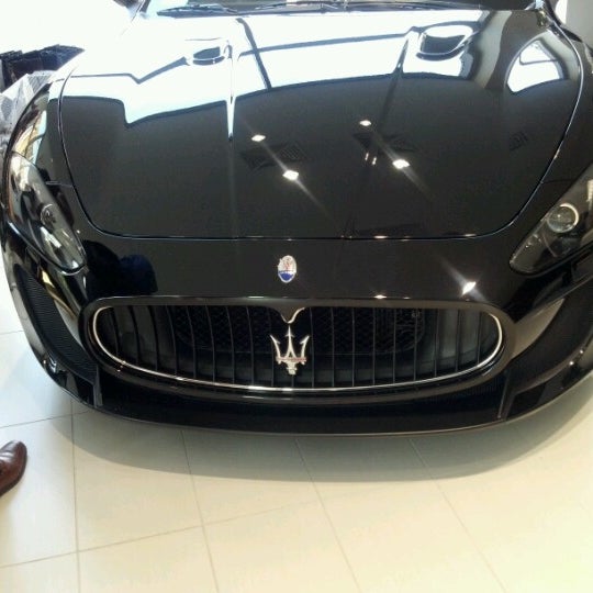 6/14/2012 tarihinde Jovis D.ziyaretçi tarafından Maserati of Manhattan'de çekilen fotoğraf