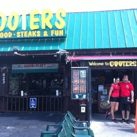 Foto diambil di Cooters Restaurant &amp; Bar oleh Cecily C. pada 3/10/2012