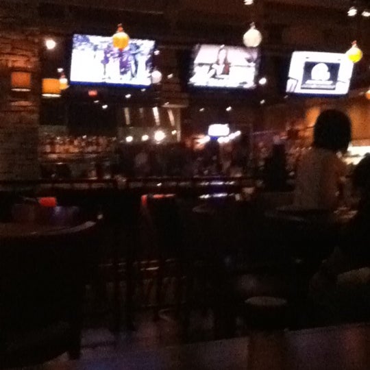 4/28/2012 tarihinde Claudio C.ziyaretçi tarafından Bar Louie'de çekilen fotoğraf