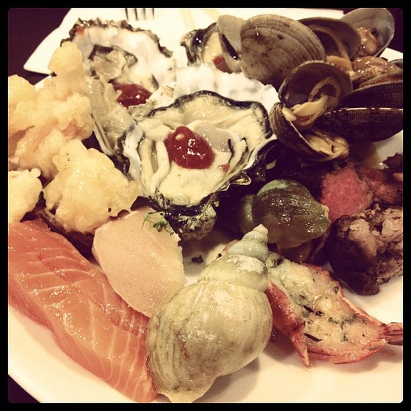 รูปภาพถ่ายที่ Vegas Seafood Buffet โดย Jason Y. เมื่อ 8/11/2012