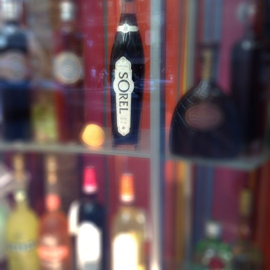 Das Foto wurde bei Park Avenue Liquor Shop von The Liquortarian am 6/27/2012 aufgenommen