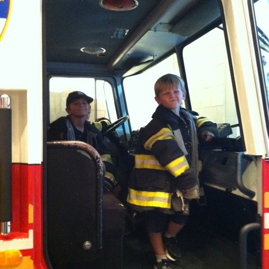 Das Foto wurde bei FDNY Fire Zone von Steph P. am 6/16/2012 aufgenommen