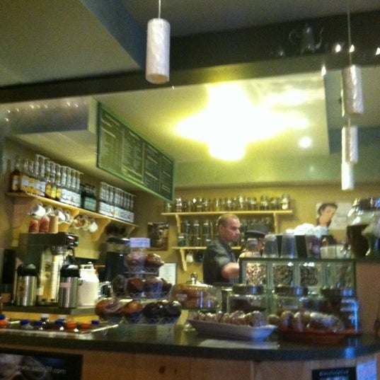 รูปภาพถ่ายที่ Zen Den Coffee Shop โดย Steve L. เมื่อ 6/16/2012