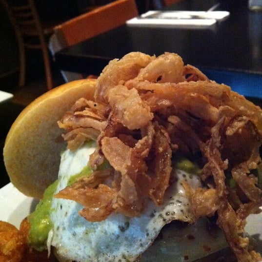 Foto scattata a Burger Bistro da Jay C. il 9/2/2012