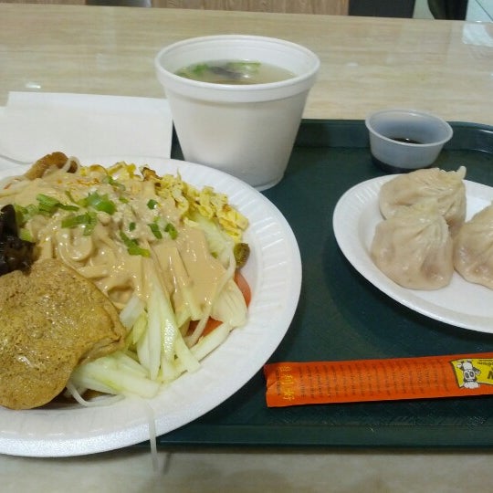Photo taken at 上海人家 Shanghai Family Dumpling by Shujie D. on 7/18/2012