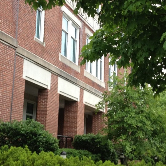 6/13/2012 tarihinde Eric A.ziyaretçi tarafından Natick Town Hall'de çekilen fotoğraf
