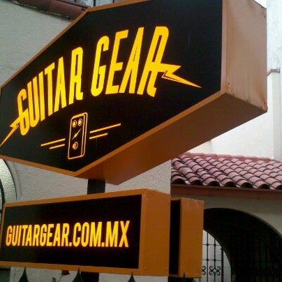 Photo prise au Guitar Gear DF par Fernando K. le8/18/2012