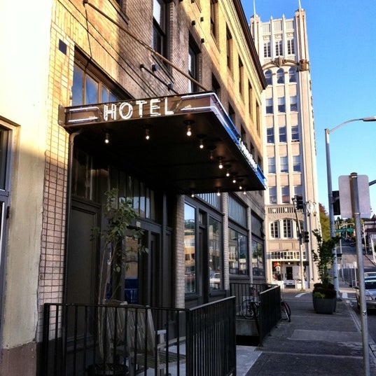 รูปภาพถ่ายที่ The Commodore Hotel Astoria โดย Maggie B. เมื่อ 5/7/2012