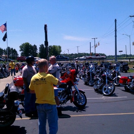 รูปภาพถ่ายที่ Benson Harley Davidson โดย Chris O. เมื่อ 7/21/2012