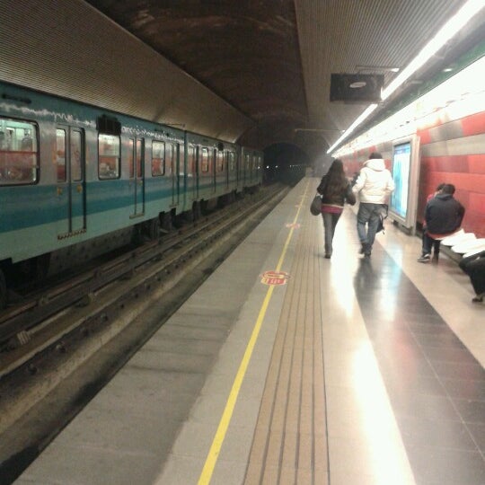 Photo taken at Metro Blanqueado by Guallan on 7/7/2012