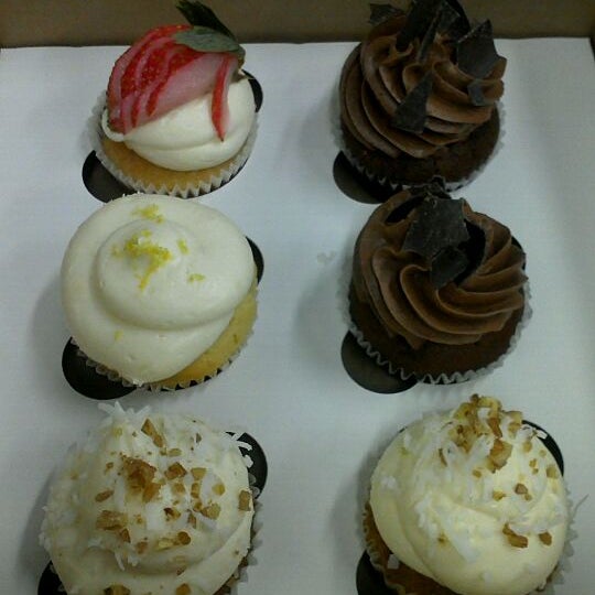 2/3/2012 tarihinde Stephanie H.ziyaretçi tarafından The Sweet Tooth - Cupcakery and Dessert Shop'de çekilen fotoğraf