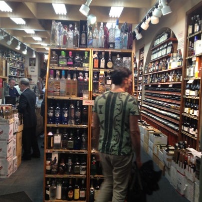 Foto scattata a Park Avenue Liquor Shop da Luis G. R. il 7/18/2012