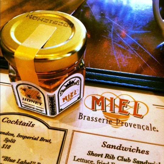 Das Foto wurde bei Miel Brasserie Provençale von Annalyn L. am 5/19/2012 aufgenommen