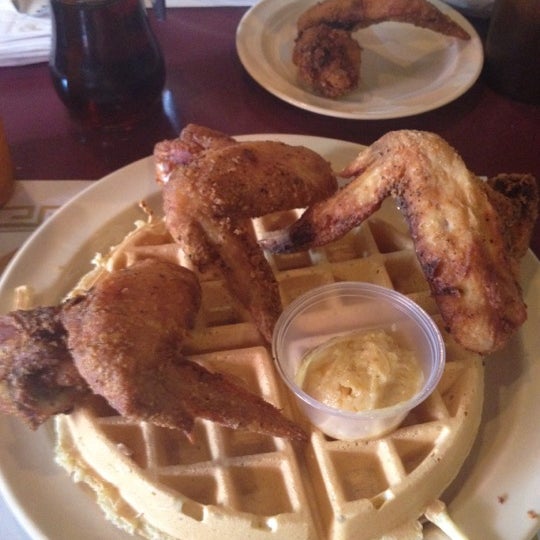 Foto tirada no(a) Maxine&#39;s Chicken &amp; Waffles por Dave M. em 6/24/2012