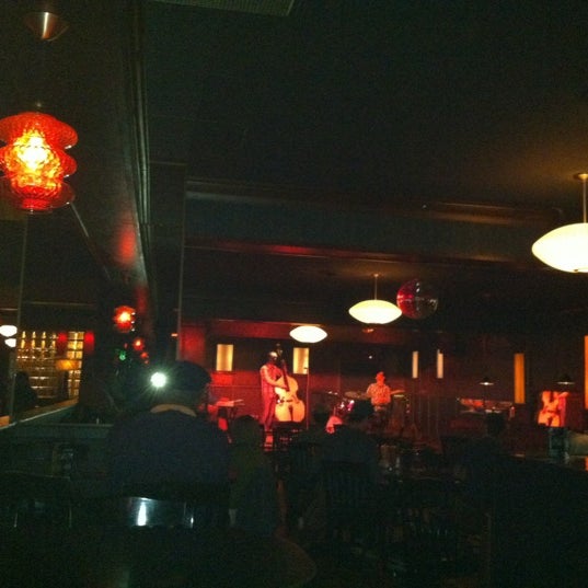Foto tirada no(a) Northern Lights Lounge por B. A. em 5/31/2012