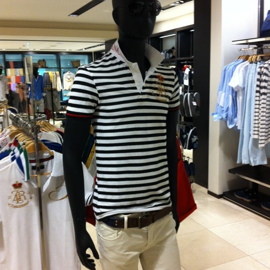 Zara Clothing Store In 大阪市