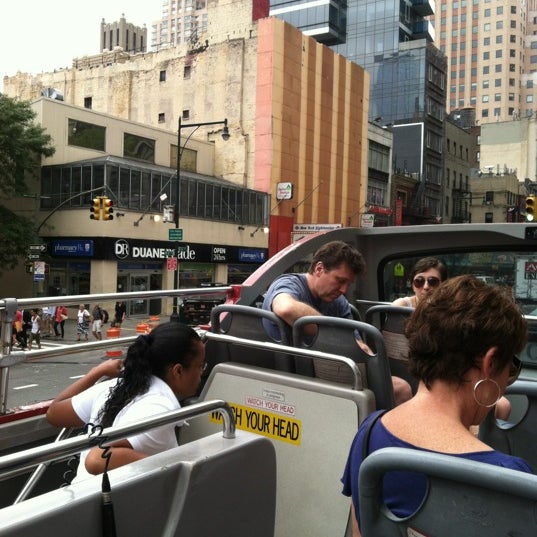 Foto diambil di Gray Line New York Visitor Center oleh Bill B. pada 7/19/2012