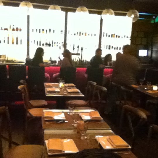 Foto tirada no(a) Aged Restaurant and Bar por Mike C. em 4/18/2012