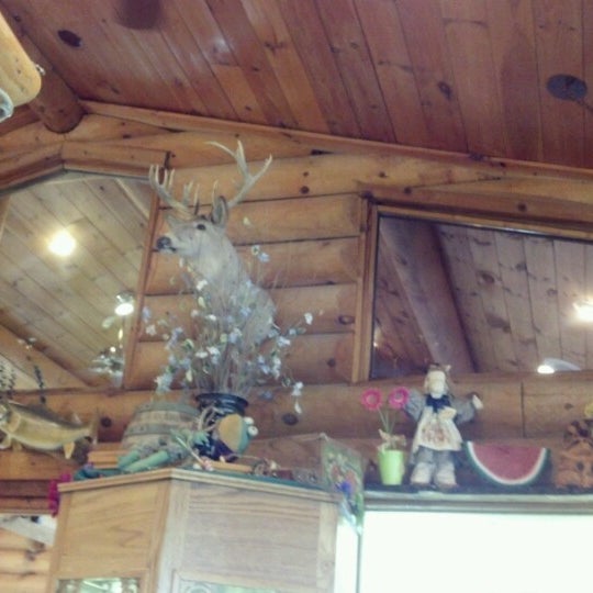 Foto tirada no(a) Log Cabin Family Restaurant por Nancie S. em 6/29/2012